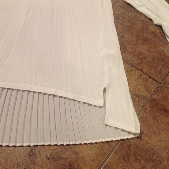 White House Black Market Pleat Back Top Size S. - Picture 5 of 8